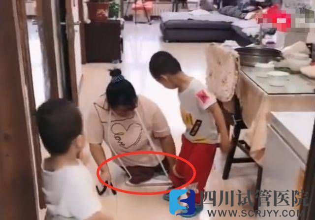 “无腿”妈妈试管生下双胞胎，如今5年过去，一家人现状如何？(图2)